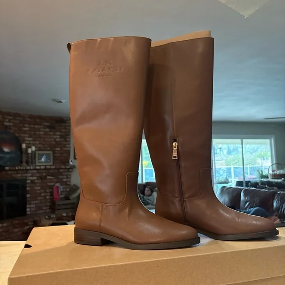 Coach Dark Saddle Box - Picture 3 of 4